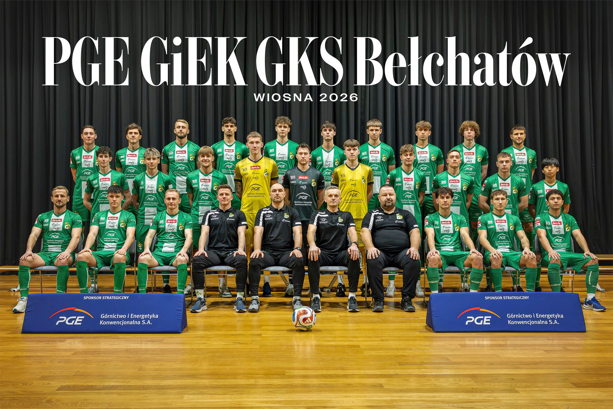 Zespół piłkarski w zielonych strojach. Kadra GKS Bełchatów w rundzie wiosennej sezonu 2025/2026.